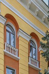 Fototapeta na wymiar Fragment of the facade of a historical building on an autumn day