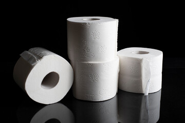 Toilettenpapier auf schwarzem Hintergrund, Klopapier 