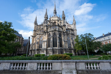 Obraz premium View from back side on gothic Roman Catholic cathedral church Notre-Dame in central part of old French city Reims, France
