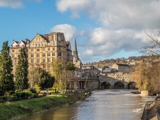 Fototapeta premium the picturesque horseshoe weir at Pulteney Bridge built in the 1600s to prevent flooding in Bath Somerset England
