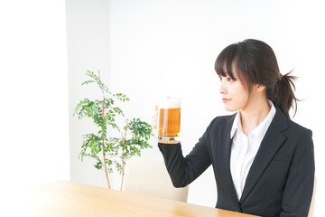 スーツでビールを飲むビジネスウーマン