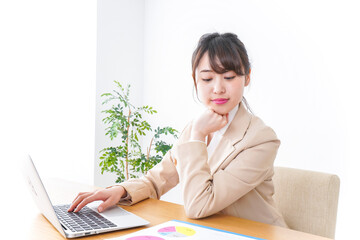 オフィスで仕事するビジネスウーマン