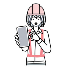 立ってスマートフォンを指差してこちらに向けて見せている工事現場の女性