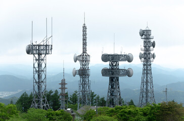 山頂に立ち並ぶ鉄塔。