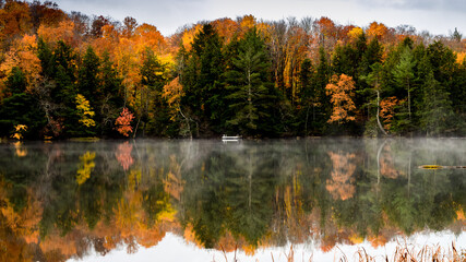Obraz premium Autumn landscape with lake