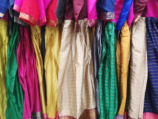 Traditionelle bunte tamilische und singhalesische Kleidung auf einem Stadtfest in der Innenstadt...