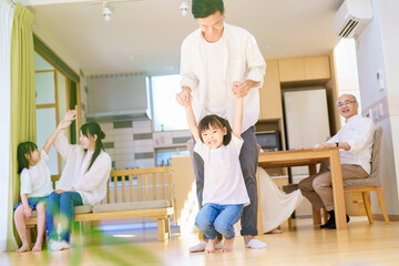 お父さんと遊ぶ女の子