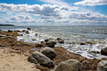 Fototapeta na wymiar Ostsee Strand mit Findlingen an einem sonnigen Sommertag