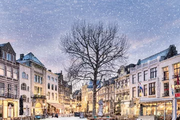 Fototapeten Der zentrale historische Platz Plaats im Winter mit Bars und Restaurants mit Weihnachtsbeleuchtung im Stadtzentrum von Den Haag, Niederlande © Martin Bergsma