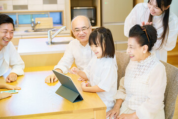 タブレットPCで遊ぶ3世代家族