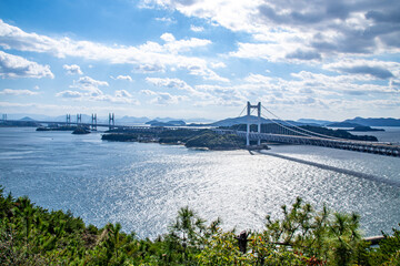Fototapeta premium 瀬戸大橋とキラキラと輝く海面の風景 岡山県倉敷市 The view of Seto Ohashi bridge at Setonaikai, Inland Sea of Japan, in Kurashiki city, Okayama pref. Japan 