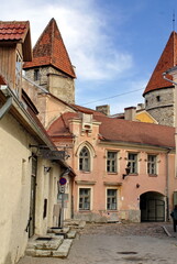Obraz premium Buildings under the towers of the old city walls in the Old Town, Tallinn, Estonia