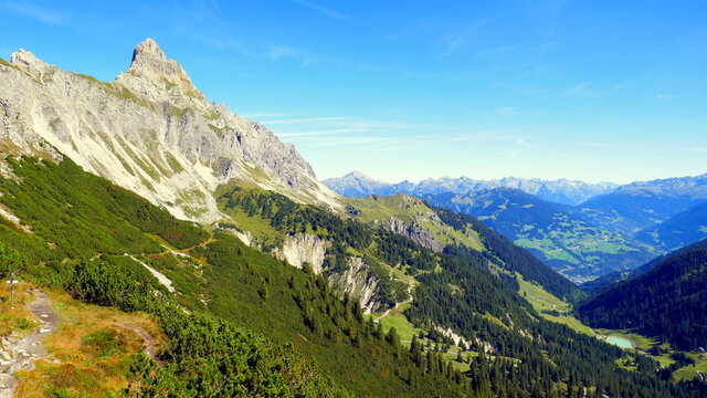 Gipfel der Zimba im Vorarlberg mit weitem Blick ins Montafon mit gr&uuml;nen T&auml;lern unter blauem Himmel