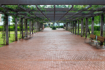Gazebo de madeira para descanso com parte superior em madeira 