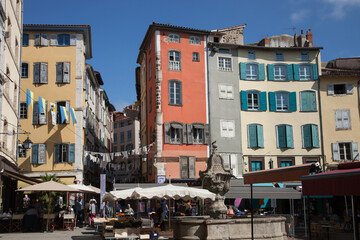 La place du Plot aux façades colorées dans la ville du Puy e Velay (Haute-Loire)