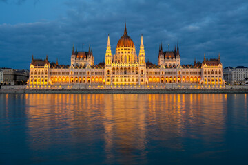 Fototapeta na wymiar amazing parliament building during dusk in Budapest in Hungary