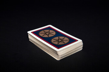 Cartas de tarot en fondo negro, Tarot deck on black background
