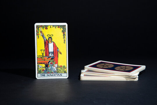 Mazo de Tarot en fondo negro, mostrando el mago, THE MAGICIAN