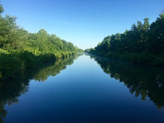 Obraz premium Canal reflection in the summer