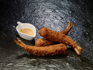 Langostinos fritos en panko con salsa