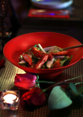 ensalada hindú de pollo en cena romántica el día de los enamorados