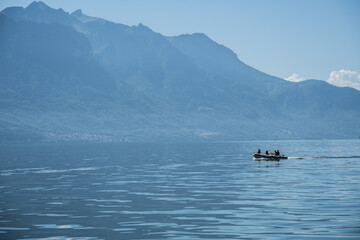 paseo en barca por un lago con montañas de fondo