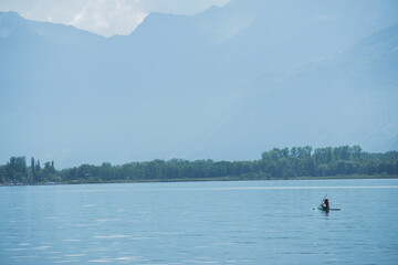 paseo en balsa por lago con montañas de fondo