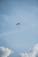 experiencia de paracaídas con cielo y nubes de fondo