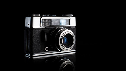 Fotokamera auf schwarz, Fotoapparat, 35mm, vintagekamera, Filmkamera, analoge Fotografie