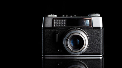 Vintage Fotoapparat, Retro Kamera auf schwarz, Messucherkamera, Objektiv, 70er Foto, Kamera