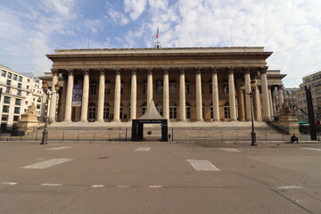 Le palais Brongniart, anciennement palais de la bourse, et bourse de Paris, vue de l'extérieur,...