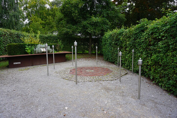Säulen mit verschiedenen Düften, die man beim Hochziehen des Deckels riechen kann im Kurpark in...
