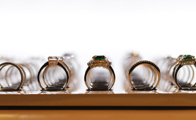 anillos de compromiso y de regalo con diamantes y esmeraldas verdes