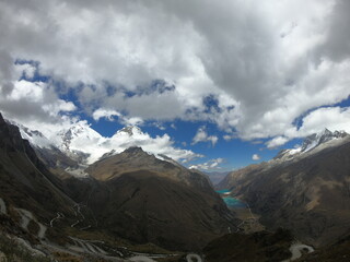 montañas con laguna y cielo con nubes