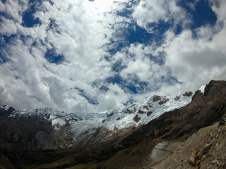 Montaña con nevado y cielo con nubes