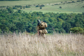 Obraz premium british army GCC infantry soldiers on a 4km tab carrying 40kg across Salisbury Plain Wiltshire UK