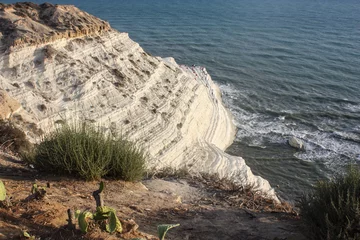 Crédence de cuisine en verre imprimé Scala dei Turchi, Sicile Scala dei Turchi, Stair of the Turks, in Sicily Italy. The rock formation in the sun with bush in foreground. The place  is a rocky cliff on the coast of Realmonte, near Porto Empedocle, Italy.