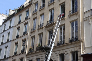 Monte meuble de déménagement sur la facade d'un immeuble parisien, ville de Paris, île de...