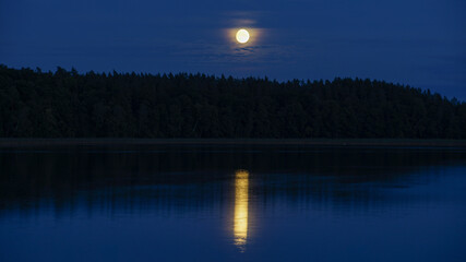 księżyc pełnia nad jeziorem mazury polska - obrazy, fototapety, plakaty