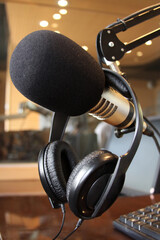 Close up de micrófono para locutor de radio.