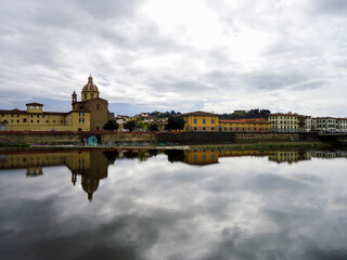 Vista de Florencia sobre el río Arno, Italia