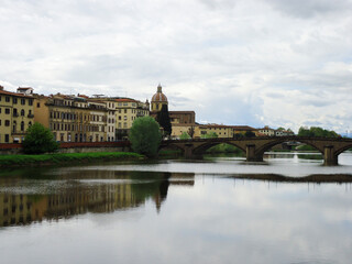 Fototapeta premium Vista de Florencia sobre el río Arno, Italia