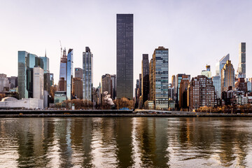 Fototapeta na wymiar Manhattan cityscape from Roosevelt island and east river.