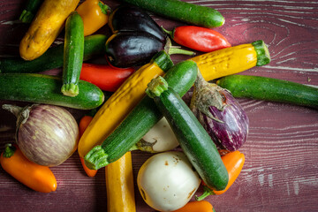 un ensemble de petits légumes méditerranéens sur des planches de bois