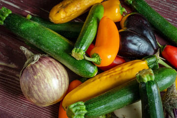 des petits légumes méditerranéens sur des planches de bois