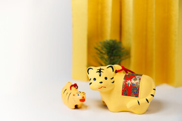 干支の寅年、白い背景に二匹の寅と金屏風に松
