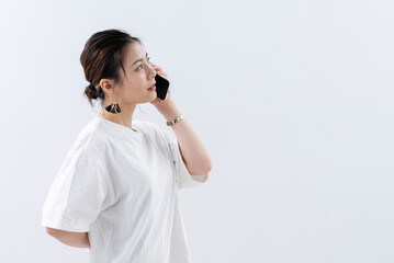 携帯電話を使う女性