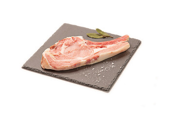 chuletón de ternera blancafresco crudo con hojas de laurel seco y sal gorda decorativa sobre un...