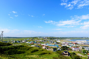 Fototapeta na wymiar 道東の小さな港　落石漁港　と落石の町