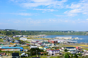 Fototapeta na wymiar 道東の小さな港　落石漁港　と落石の町